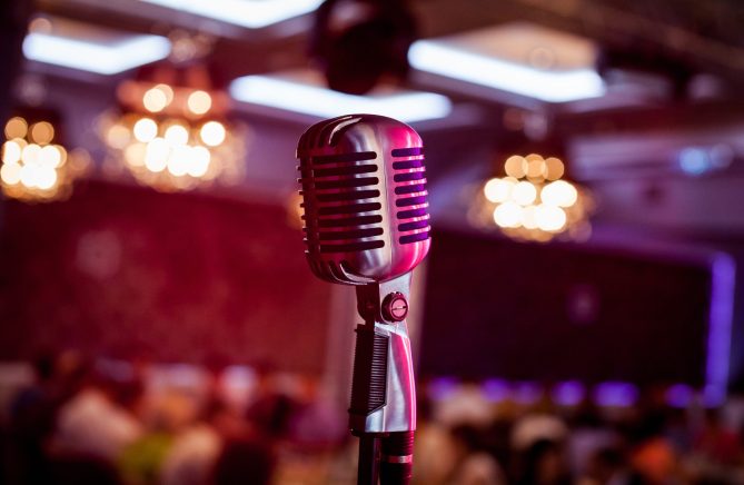 Retro,Microphone,On,Stage,In,A,Pub,Or,American,Bar(restaurant)